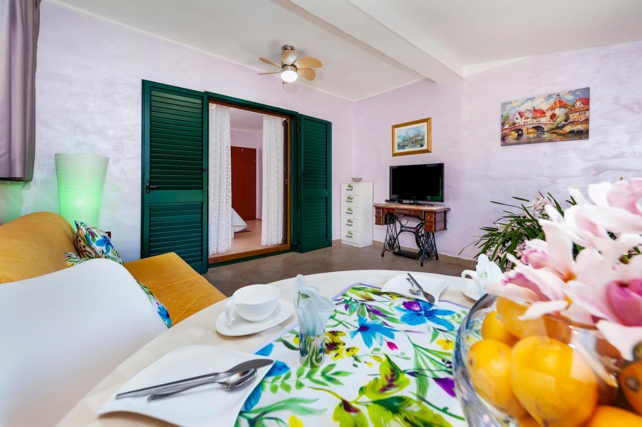 Apartments And Rooms Villa Dea Adults Only ロヴィニ エクステリア 写真