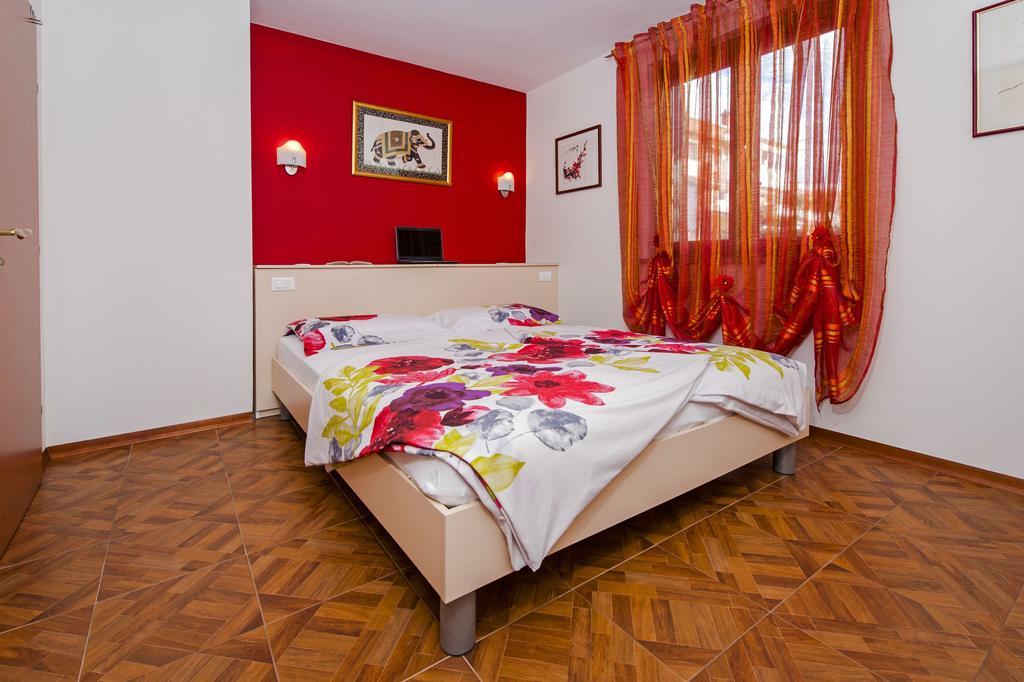 Apartments And Rooms Villa Dea Adults Only ロヴィニ エクステリア 写真